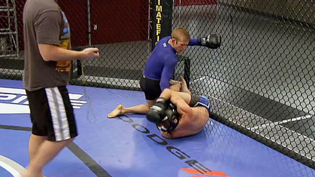 El aspirante se prepara para combatir frente a Dennis