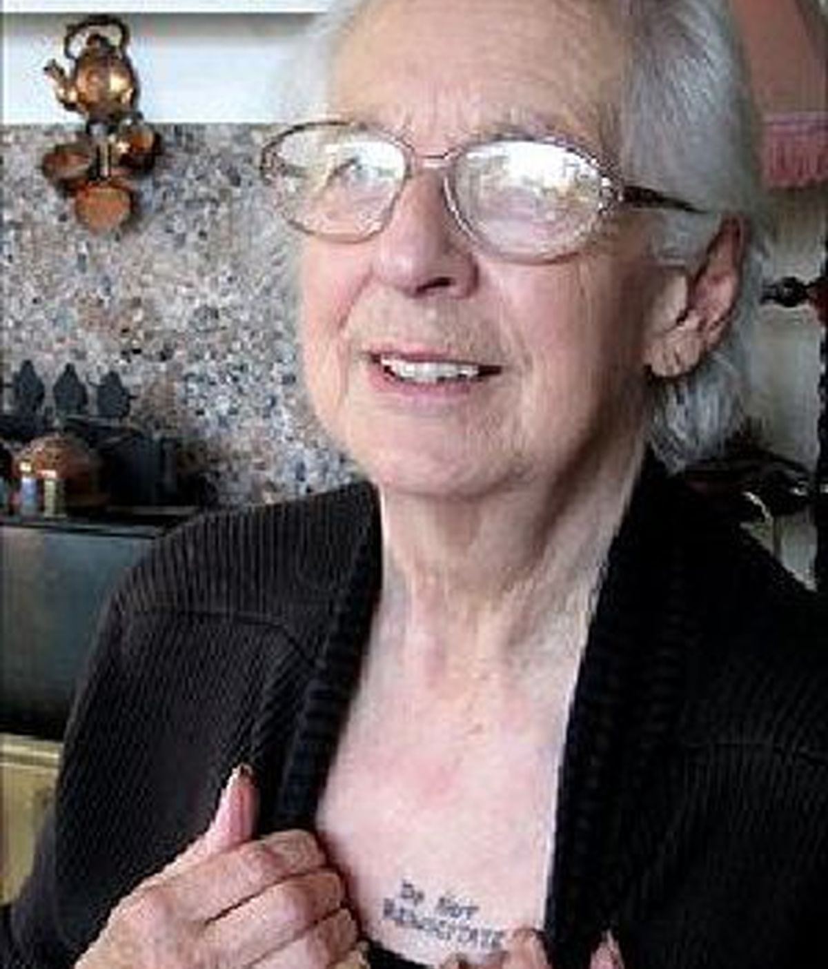 Tomkins se tatuó un mensaje para que los médicos no la reanimen en caso de que la encuentren en estado de coma. Foto BBC