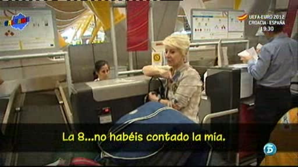 Ion Aramedi la acompaña mientra factura el equipaje