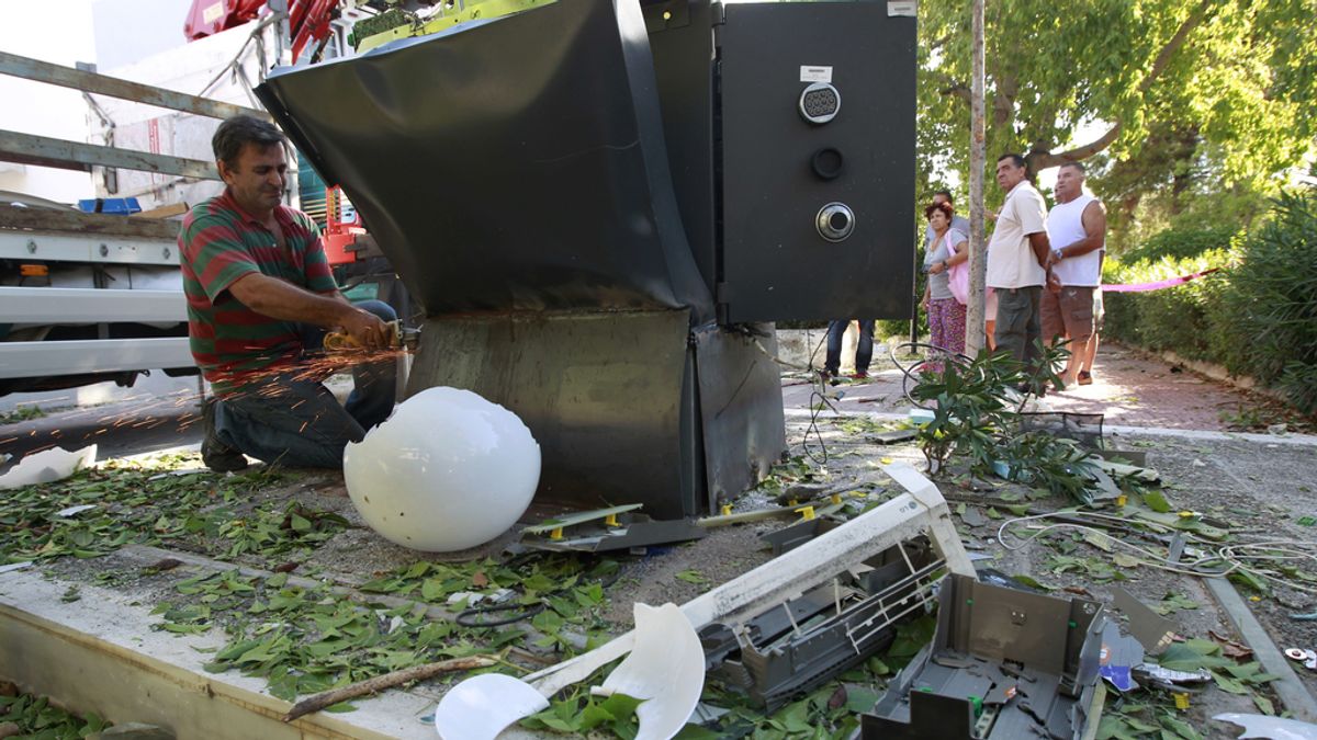 Daños materiales tras la explosión de una bomba en el Banco Nacional de Grecia