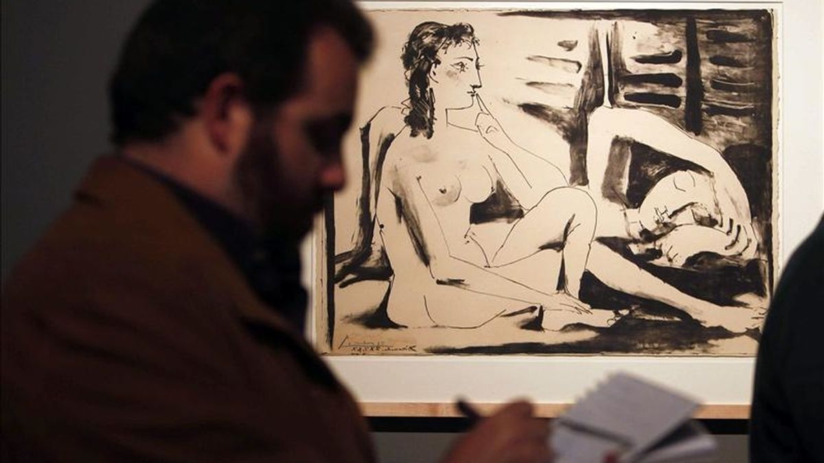 Un hombre toma notas ante la obra "Dona adormida" (Mujer dormida), fechada en 1947, una de las cuarenta litografías realizadas por Picasso entre 1945 y 1956 que se exhiben desde hoy en el Museo Picasso de Barcelona en una exposición que ilustra las diferentes técnicas utilizadas por el pintor malagueño y las innovaciones que aportó. EFE