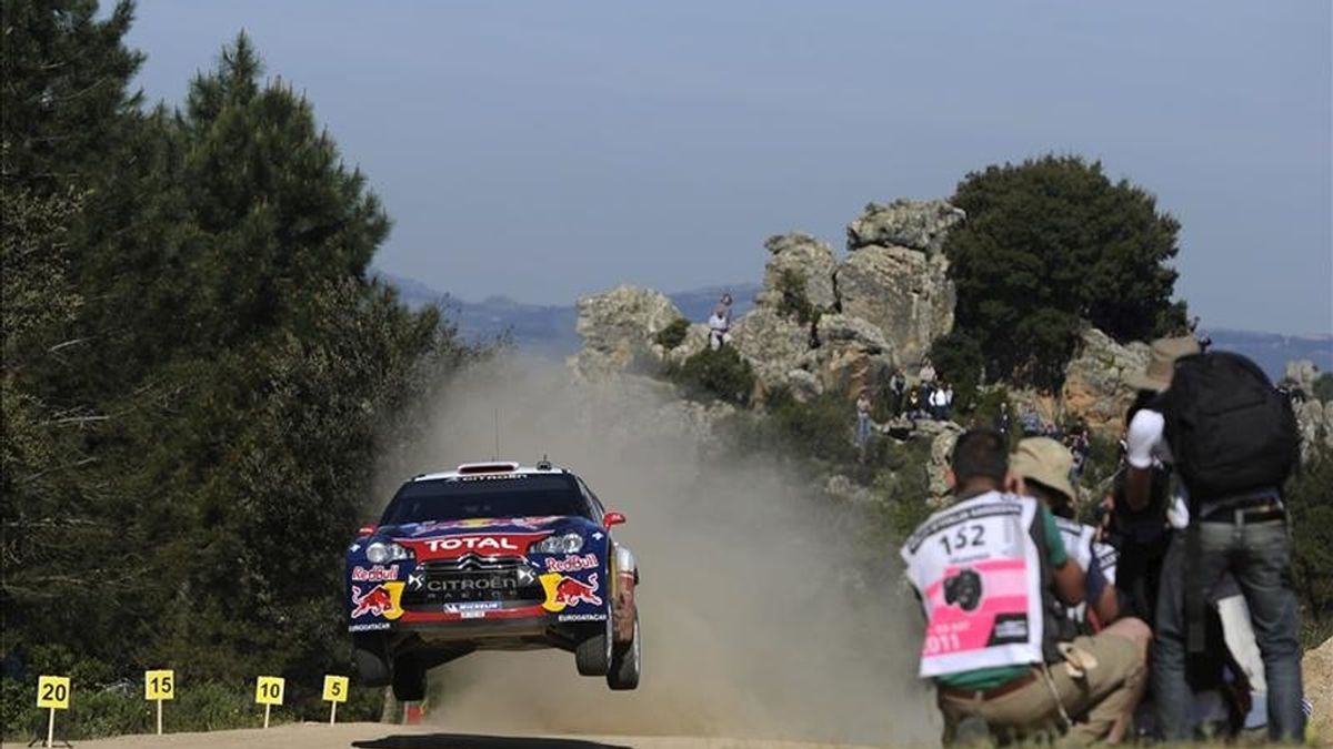 El piloto francés Sebastien Loeb, al volante de su Citröen DS3 WRC, participa en la segunda manga del rally de Cerdeña, quinta prueba del Mundial, ayer. EFE