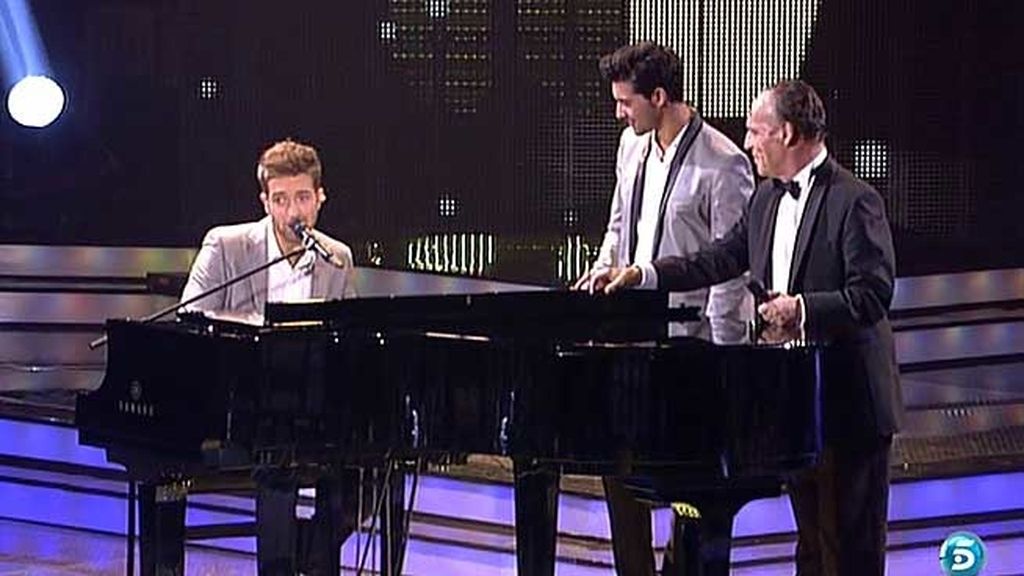El artista malagueño ha tocado el piano durante la actuación