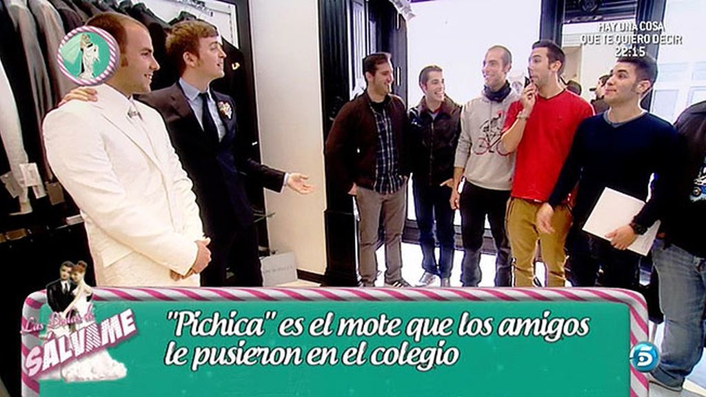 Junto a sus amigos y a su wedding planner, Cristian elige traje