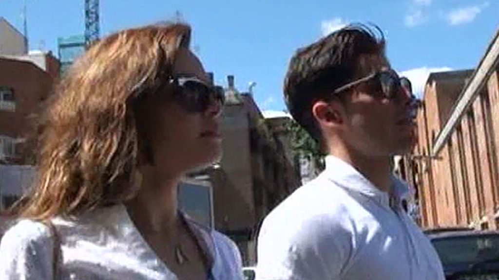 La pareja guarda silencio, pero pasean sonrientes y de la mano