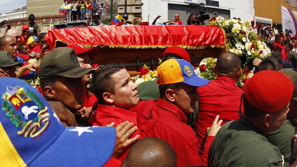 Traslado del féretro de Chávez a la Academia militar en Caracas