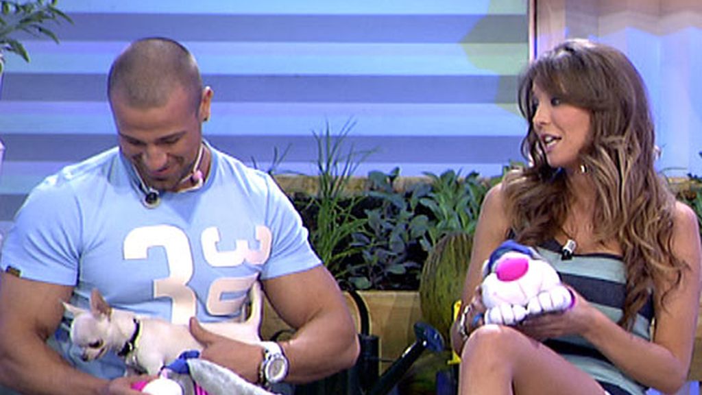 Rafa Mora, Raquel y un chihuahua