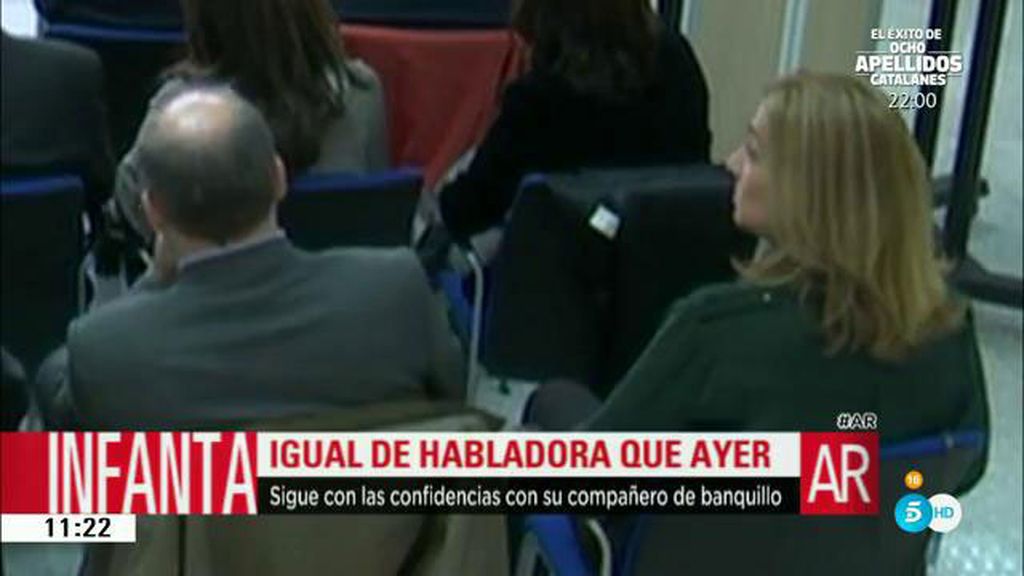 Cristina e Iñaki charlan con sus compañeros de banquillo durante las declaraciones