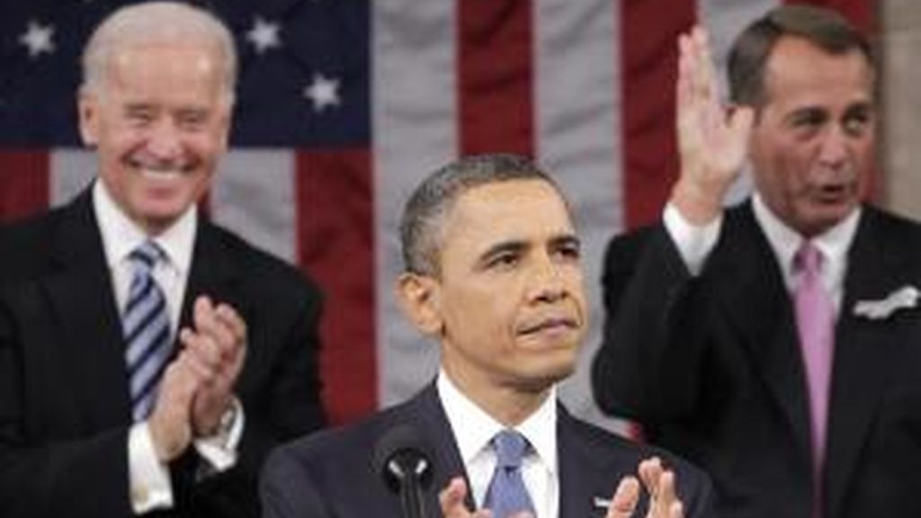 El presidente estadounidense, Barack Obama (c), es aplaudido por el vicepresidente, Joe Biden (i), y por el presidente de la Cámara Baja, John Boehner (d), durante su segundo discurso sobre el Estado de la Unión ante ambas Cámaras del Congreso. EFE