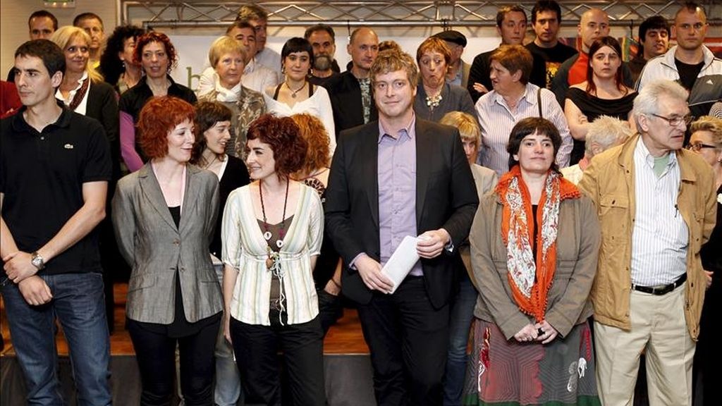 Los candidatos al Ayuntamiento de Pamplona, Eva Aranguren (2i) y Peio Martinez de Eulate (i) y al Parlamento de Navarra, Bakartxo Ruiz (3i), Maiorga Ramirez (3d), Aitziber Sarasola (2d) y Koldo Amezketa (d), por la coalición soberanista Bildu, conformada por Eusko Alkartasuna y la plataforma de independientes Herritarron Garaia, posan en una foto de familia al termino de la presentación de sus representantes politicos para las próximas elecciones forales. EFE