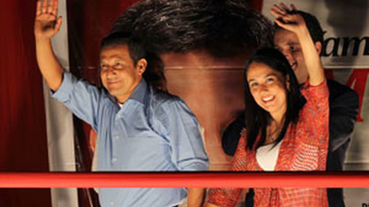 Ollanta Humala y su esposa Nadine saludan a sus simpatizantes. Foto: EFE