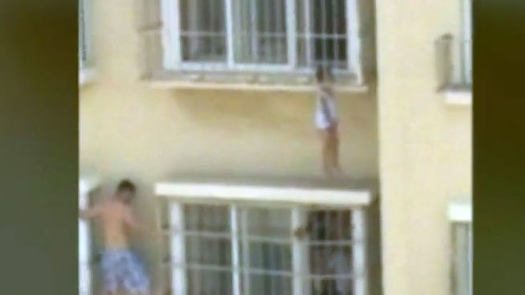 Rescatan a un niño colgado entre las barras de una ventana en un cuarto piso
