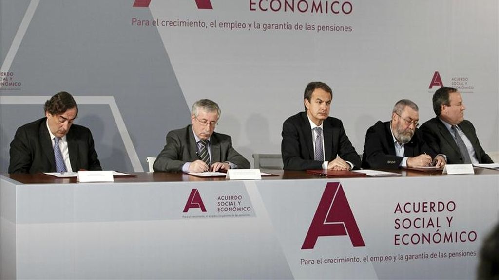 El presidente del Gobierno, José Luis Rodríguez Zapatero (c); los secretarios generales de CCOO, Ignacio Fernández Toxo (2 izda), y UGT, Cándido Méndez (2 dcha), y los presidentes de la CEOE, Juan Rosell (izda), y CEPYME, Jesús Terciado, durante la firma del pacto social y económico para el crecimiento del empleo y la garantía de las pensiones, hoy en el Palacio de la Moncloa. EFE El presidente del Gobierno, José Luis Rodríguez Zapatero (c); los secretarios generales de CCOO, Ignacio Fernández Toxo (2 izda), y UGT, Cándido Méndez (2 dcha), y los presidentes de la CEOE, Juan Rosell (izda), y CEPYME, Jesús Terciado, durante la firma del pacto social y económico para el crecimiento del empleo y la garantía de las pensiones, hoy en el Palacio de la Moncloa. EFE