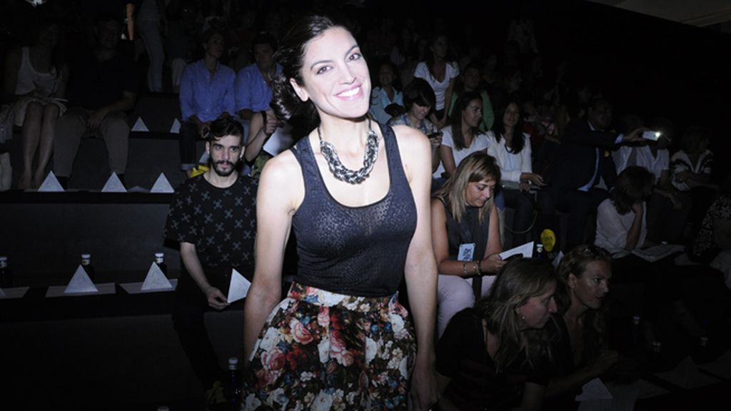 Jimena Mazucco luciendo una falda de la colección McGuffin de Ana Locking