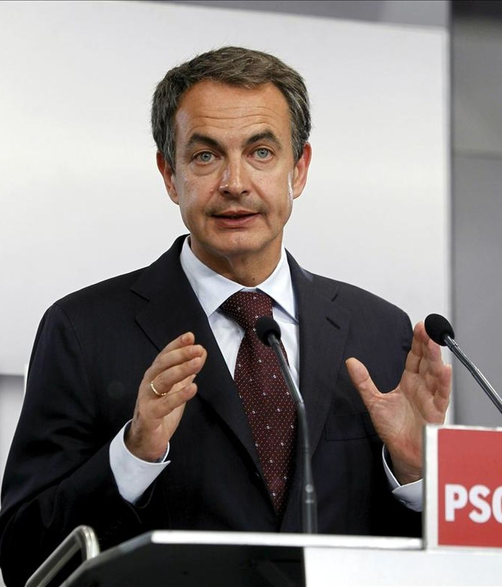 El presidente del Gobierno y secretario general del PSOE, José Luis Rodríguez Zapatero, durante la rueda de prensa que ofreció en la sede socialista de Madrid el pasado domingo. EFE