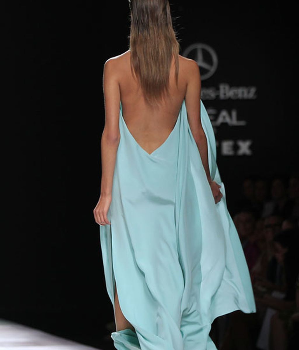 Siluetas fluidas que evocan un verano perpetuo