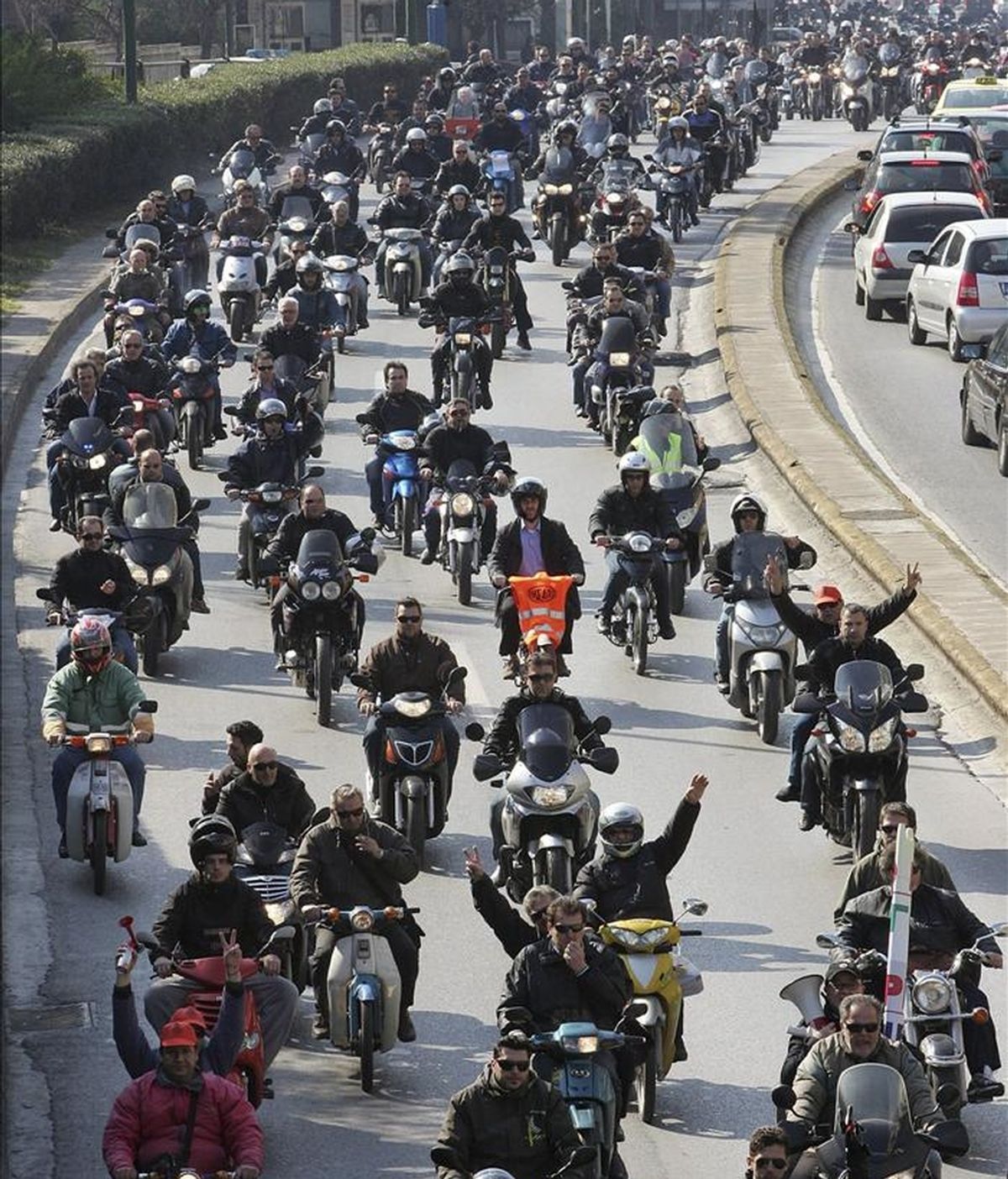 Empleados del transporte público griego protagonizan una marcha de protesta a bordo de sus motocicletas en contra del programa de austeridad del gobierno de su país en el centro de Atenas. EFE/Archivo