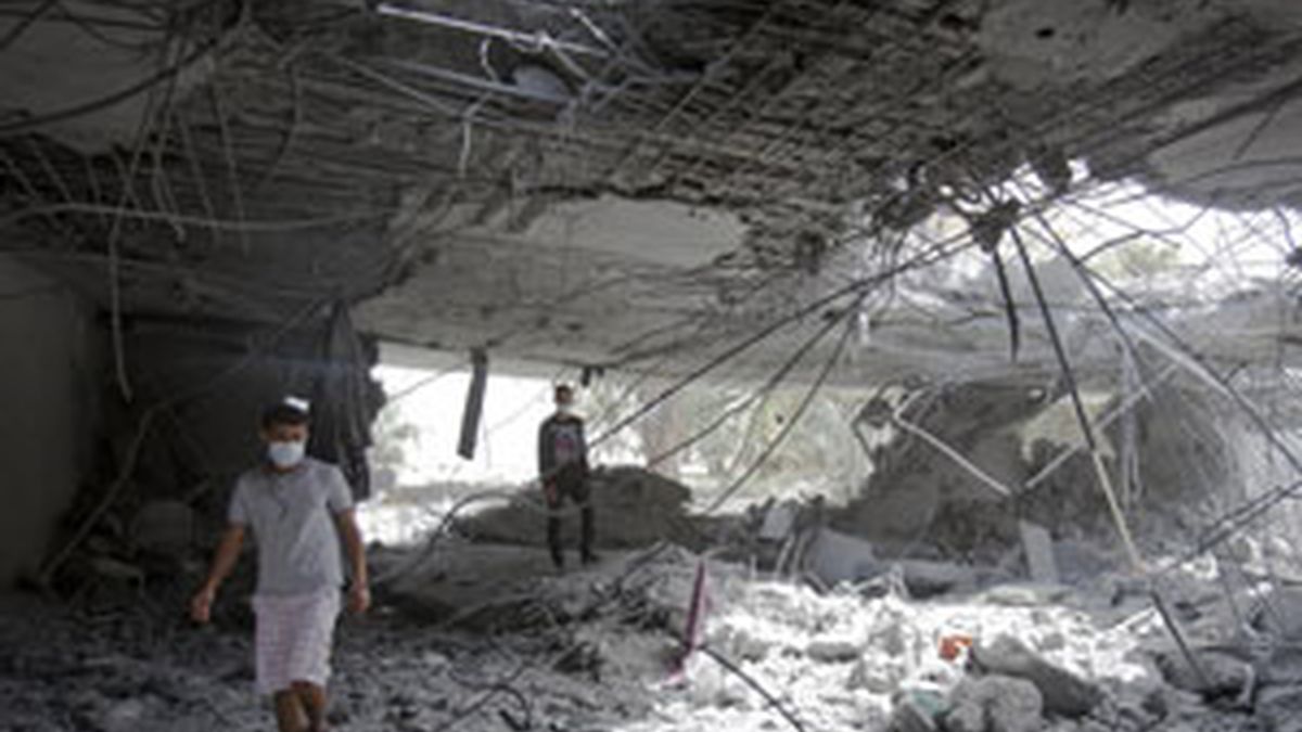 Destrozos realizados en el complejo residencial de Gadafi. Vídeo: Informativos Telecinco.