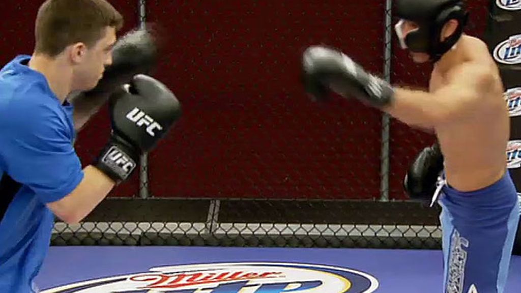 El aspirante se prepara para combatir frente a Dennis