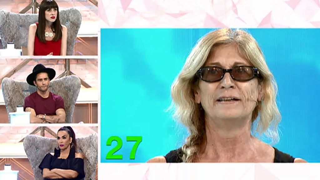 Carmen: "Llevo 15 años escondida tras unas gafas negras"