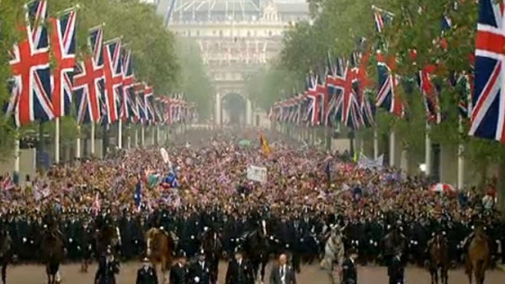 La gente se acerca a Buckhingam Palace para ver a los novios en el balcón