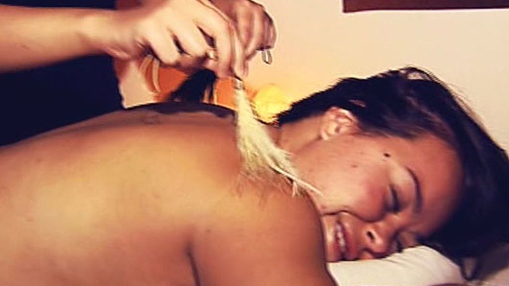 Chiqui se relaja con cosquillas