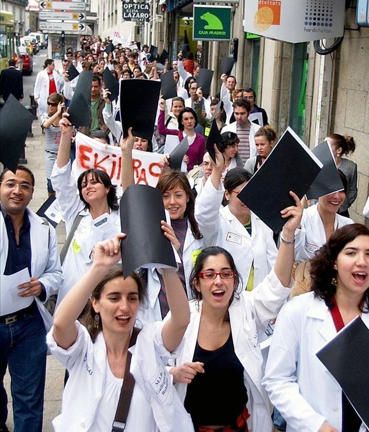 Manifestación de médicos internos residentes (MIR) para exigir un mejor salario y mejores condiciones de trabajo. EFE/Archivo Manifestación de médicos internos residentes (MIR) para exigir un mejor salario y mejores condiciones de trabajo. EFE/Archivo