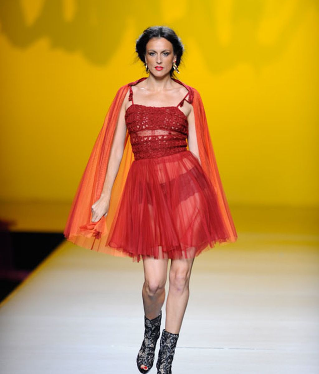 Pasado y presente se fusionan en el desfile de Francis Montesinos