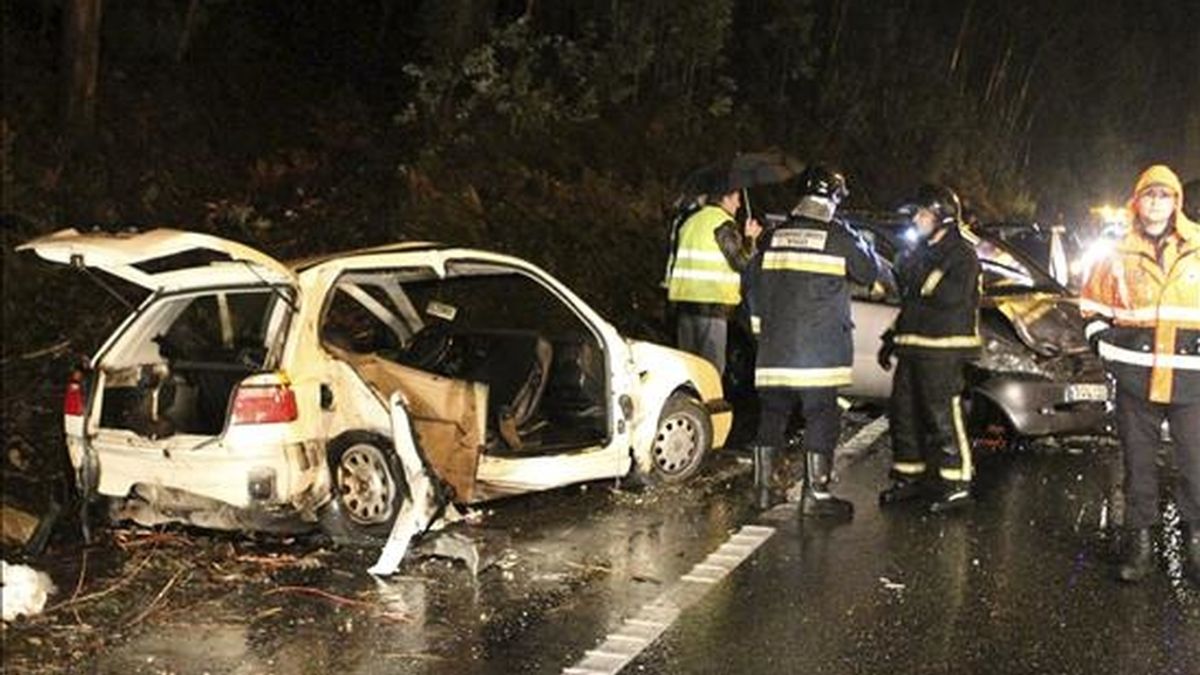 En la imagen, accidente mortal en el kilómetro 4,600 de la carretera PO552, en Galicia. EFE/Archivo