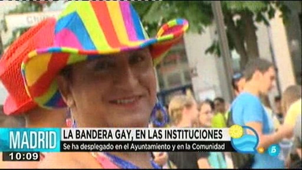 La bandera gay se despliega en el Ayuntamiento y la Comunidad de Madrid