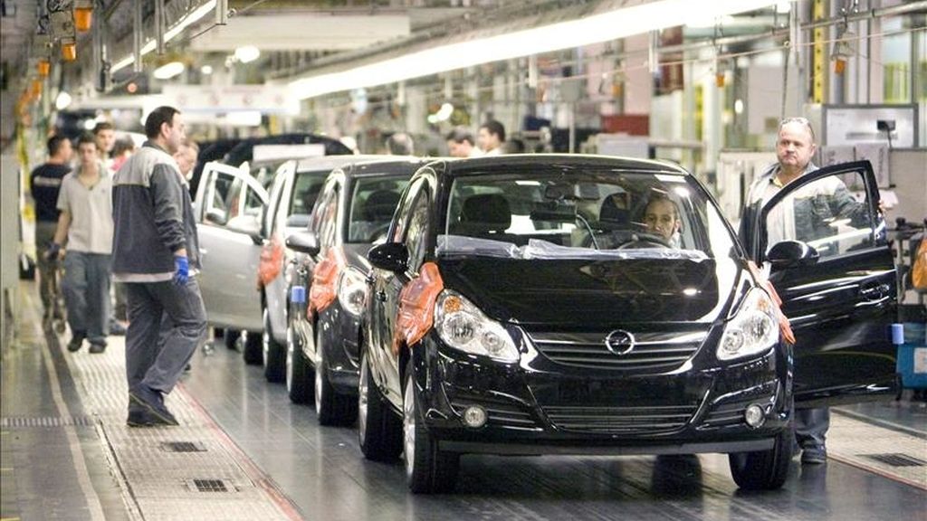 Aspecto de la cadena de montaje que la factoría General Motors tiene en la localidad zaragozana de Figueruelas. EFE/Archivo Aspecto de la cadena de montaje que la factoría General Motors tiene en la localidad zaragozana de Figueruelas. EFE/Archivo