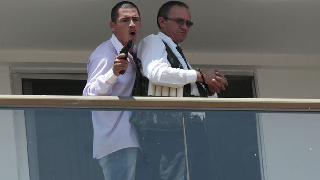 Un perturbado armado con una pistola retiene a un empleado de un hotel en Brasil