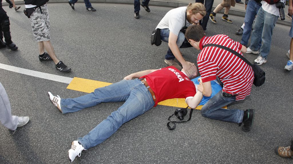 Peleas, destrozos, insultos racistas y detenciones