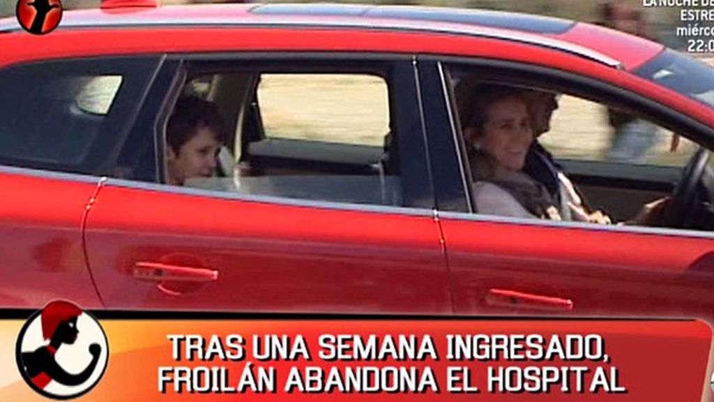 En coche, el nieto del Rey abandona el hospital junto a su madre