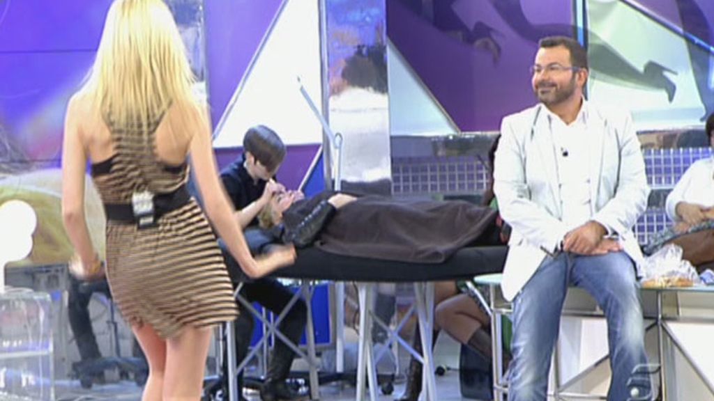 Adriana reparte besos