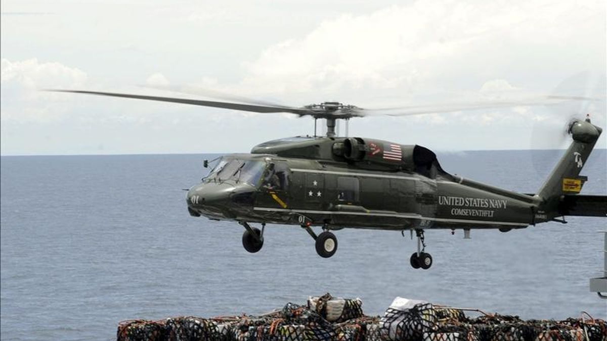 En la imagen, un grupo de marines de los EEUU observan como toma tierra un helicóptero. EFE/Archivo