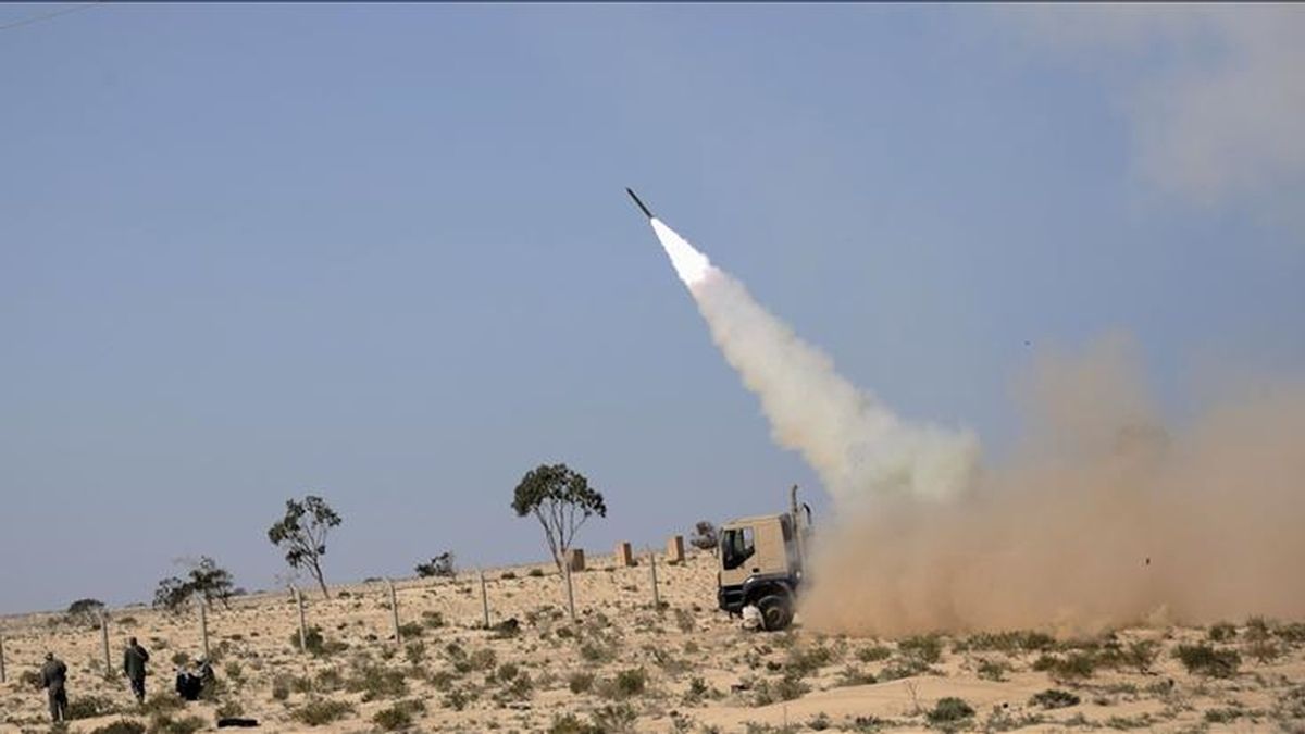 Rebeldes lanzando un cohete contra las tropas del líder libio, Muamar el Gadafi, en la estratégica ciudad oriental de Ajdabiya (Libia) hoy. EFE