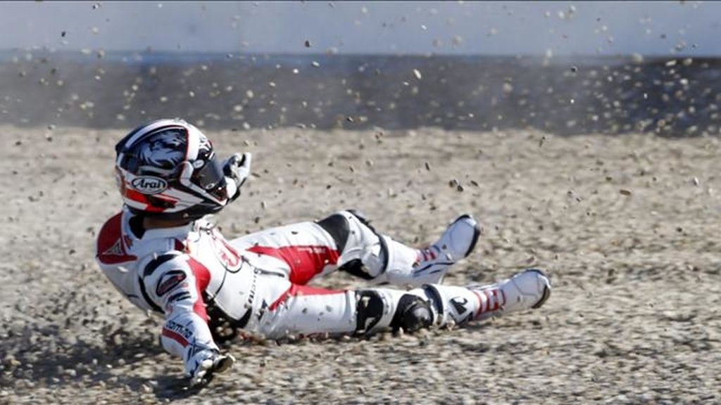 El piloto japonés de Moto2 Yuki Takahashi sufre una caída, durante los entrenamientos libres de la categoría, hoy en el circuito de Jerez (Cádiz), donde el domingo se disputa el Gran Premio de España. EFE