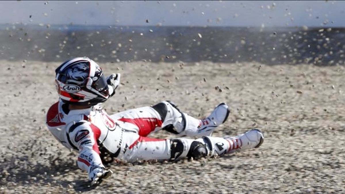 El piloto japonés de Moto2 Yuki Takahashi sufre una caída, durante los entrenamientos libres de la categoría, hoy en el circuito de Jerez (Cádiz), donde el domingo se disputa el Gran Premio de España. EFE
