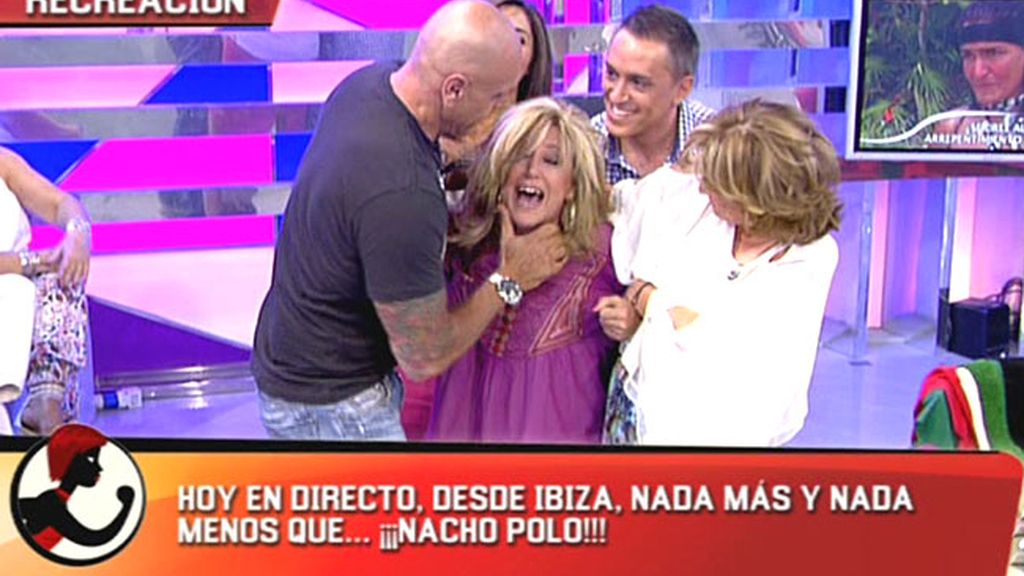 La recreación del beso entre J.J. y la madre de Aída