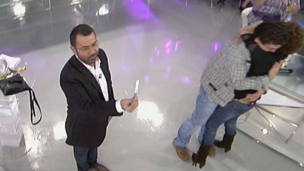 Paqui se entera de que está embarazada en directo