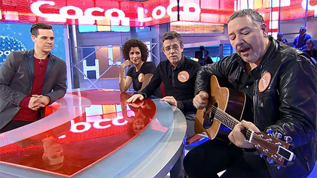 Carlos Goñi enamora al plató de 'Pasapalabra' con su voz y su guitarra