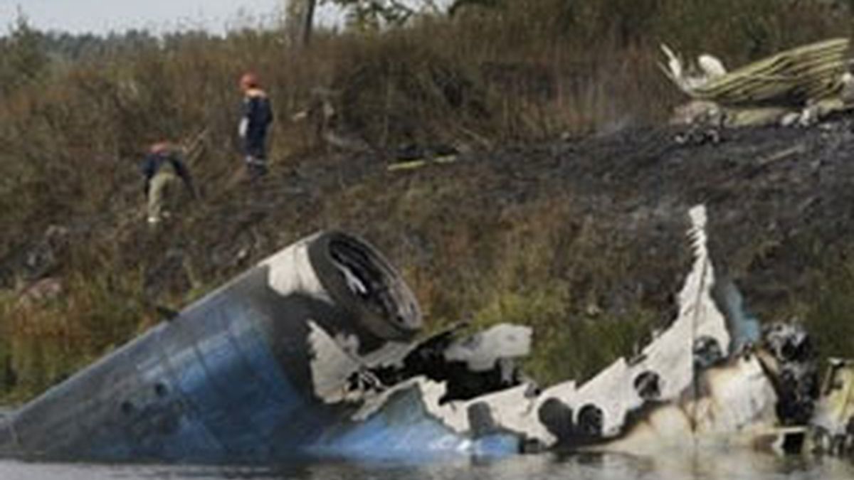 Los equipos de rescate trabajan en el río Volga, donde aparecen los restos del avión siniestrado. Vídeo: Informativos Telecinco