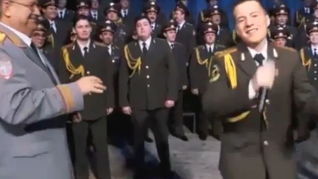 El Ejército ruso felicita el año nuevo al ritmo de 'Happy'