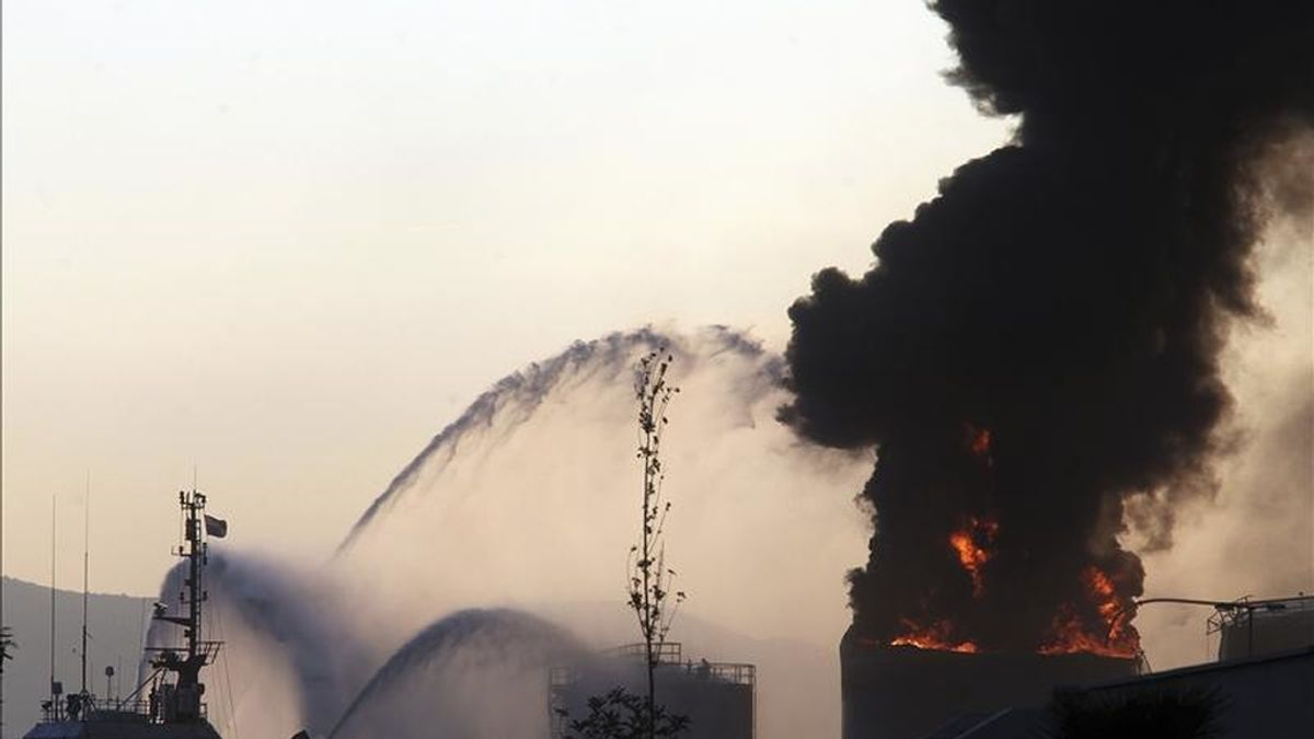 Imagen del incendio de un tanque de líquidos situado en el dique norte del puerto de Gibraltar. EFE