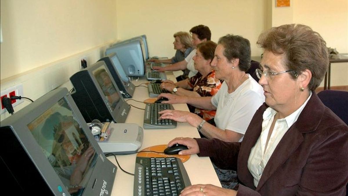 En la imagen, varias ancianas haciendo uso de ordenadores con conexión a Internet. EFE/Archivo