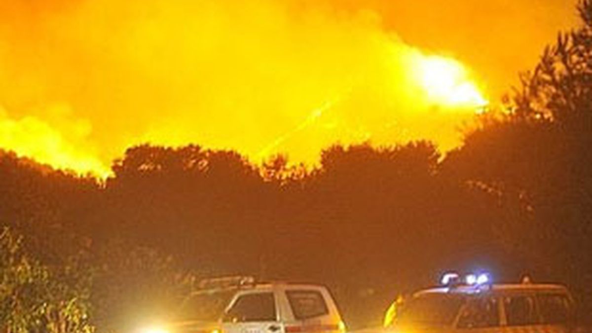 El incendio obliga a desalojar a numerosos vecinos. Foto: La Verdad de Murcia / Antonio Gil.