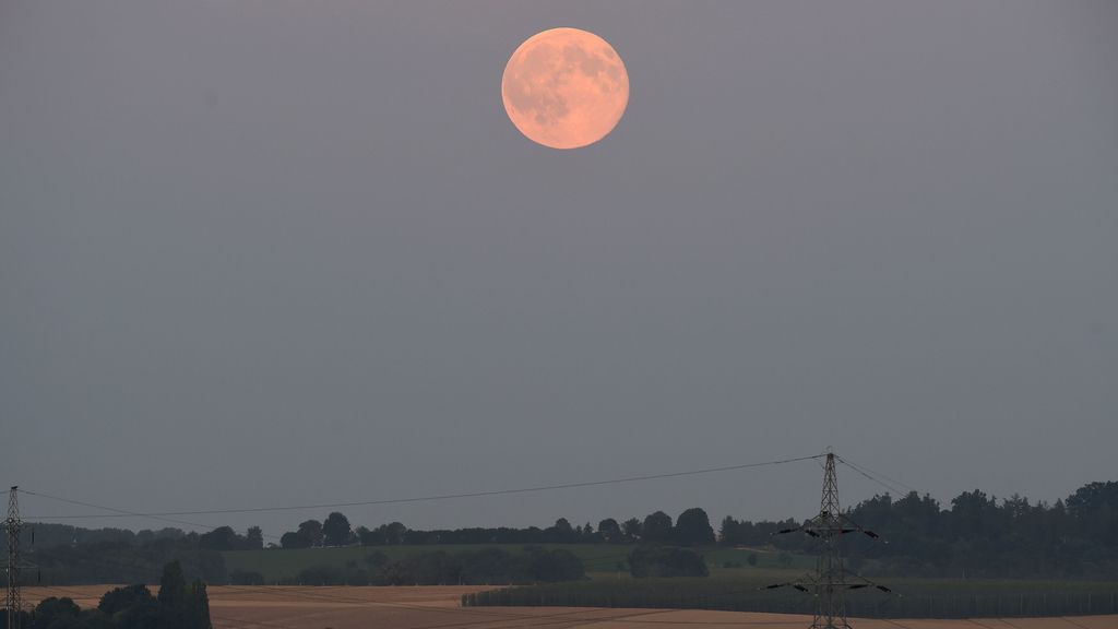 La 'luna azul' brilla con fuerza sobre Atenas