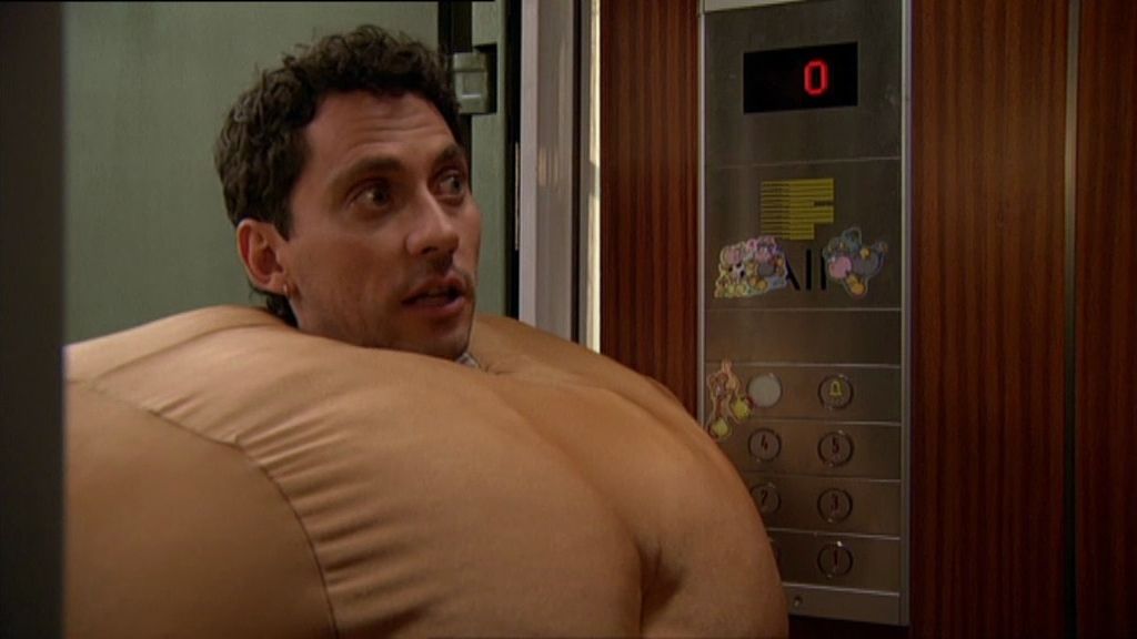 Su madre le pone un antiguo traje suyo de cuando era vedette