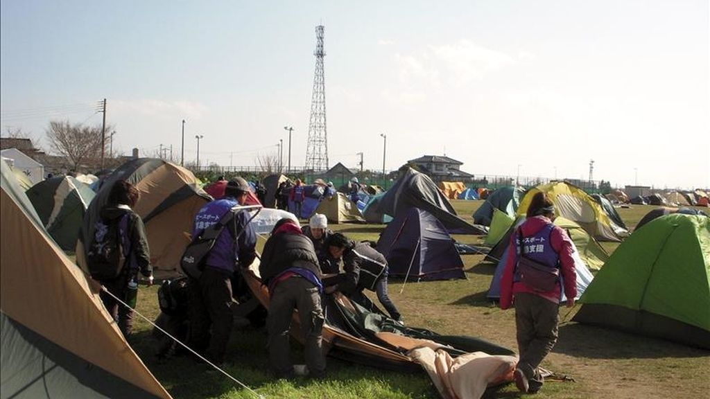 Limpiar barro, reparar casas o repartir comida: cientos de voluntarios trabajan estos días en la ciudad de Ishinomaki, arrasada por el tsunami del 11 de marzo y donde, poco a poco, algunas calles están volviendo a la vida. El campus de la Universidad de Senshu, en la parte alta de la ciudad, se ha convertido en el cuartel general de los jóvenes llegados de todo Japón para echar una mano. EFE